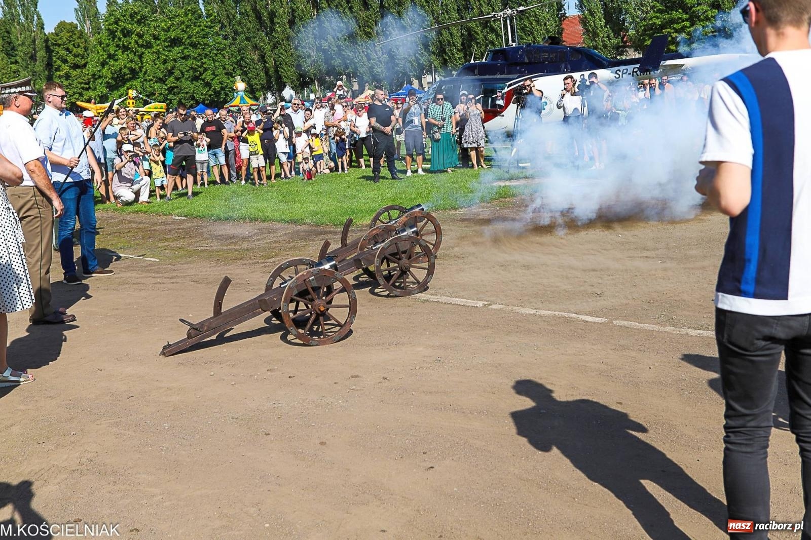 Zdjęcie w galerii na portalu naszraciborz.pl: Przegląd wojskowego sprzętu i koncerty - piknik służb mundurowych na bis! wiadomości z regionu