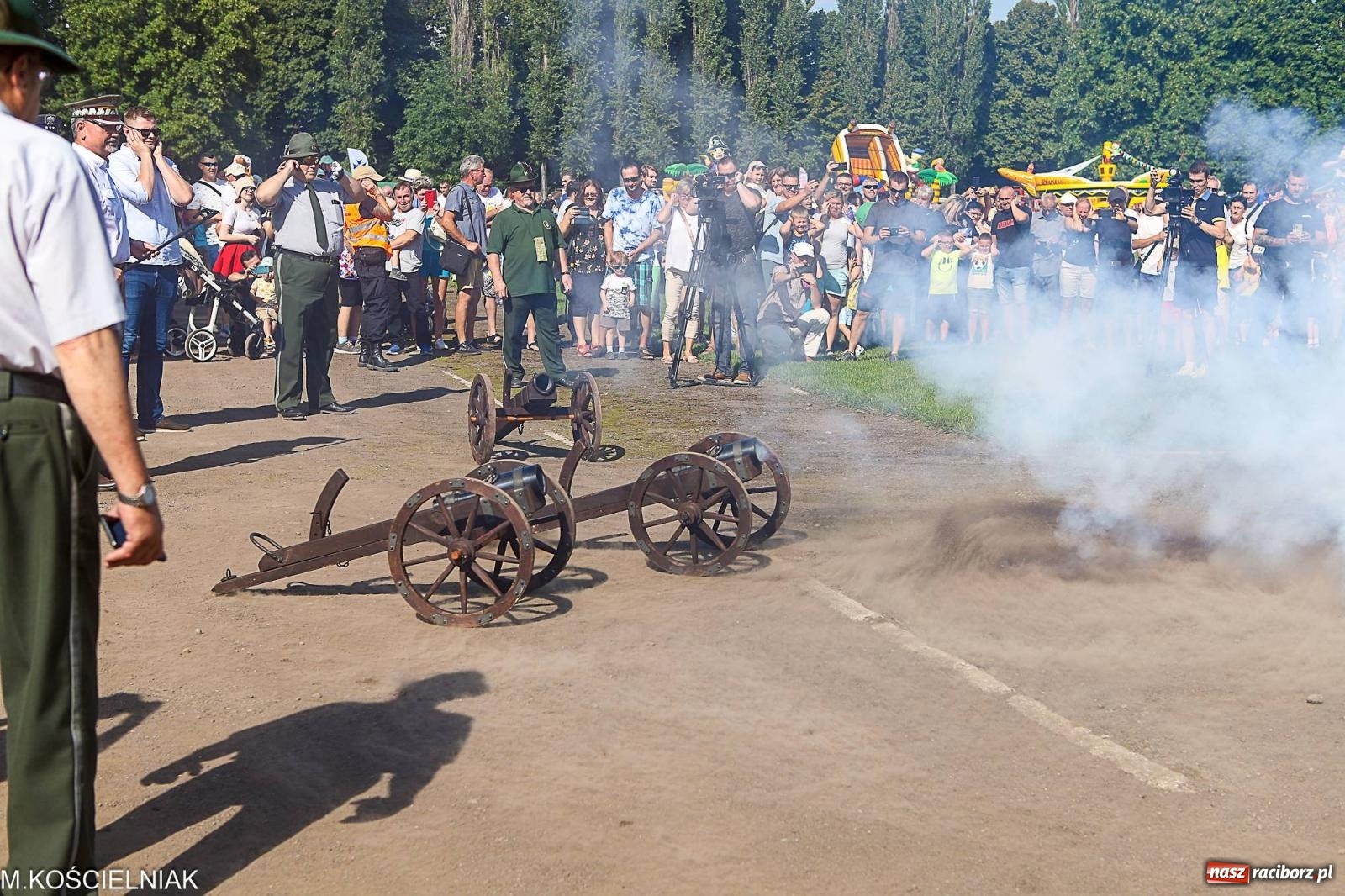 Zdjęcie w galerii na portalu naszraciborz.pl: Przegląd wojskowego sprzętu i koncerty - piknik służb mundurowych na bis! wiadomości z regionu