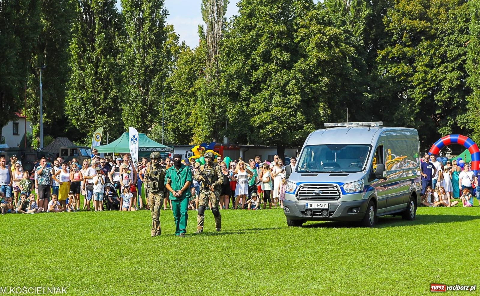 Zdjęcie w galerii na portalu naszraciborz.pl: Przegląd wojskowego sprzętu i koncerty - piknik służb mundurowych na bis! wiadomości z regionu