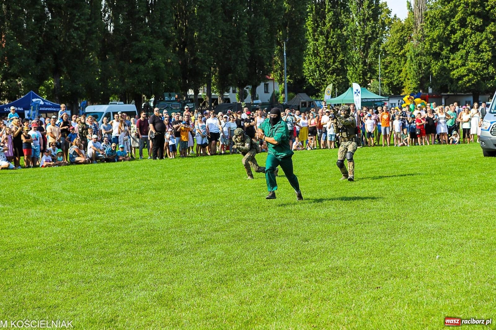 Zdjęcie w galerii na portalu naszraciborz.pl: Przegląd wojskowego sprzętu i koncerty - piknik służb mundurowych na bis! wiadomości z regionu