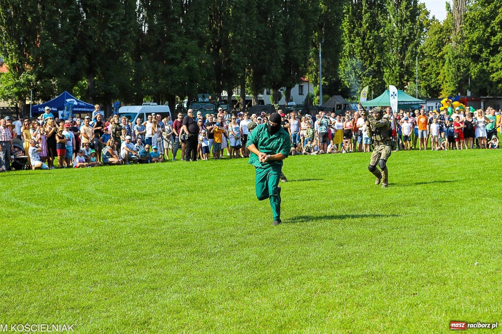 Zdjęcie w galerii na portalu naszraciborz.pl: Przegląd wojskowego sprzętu i koncerty - piknik służb mundurowych na bis! wiadomości z regionu