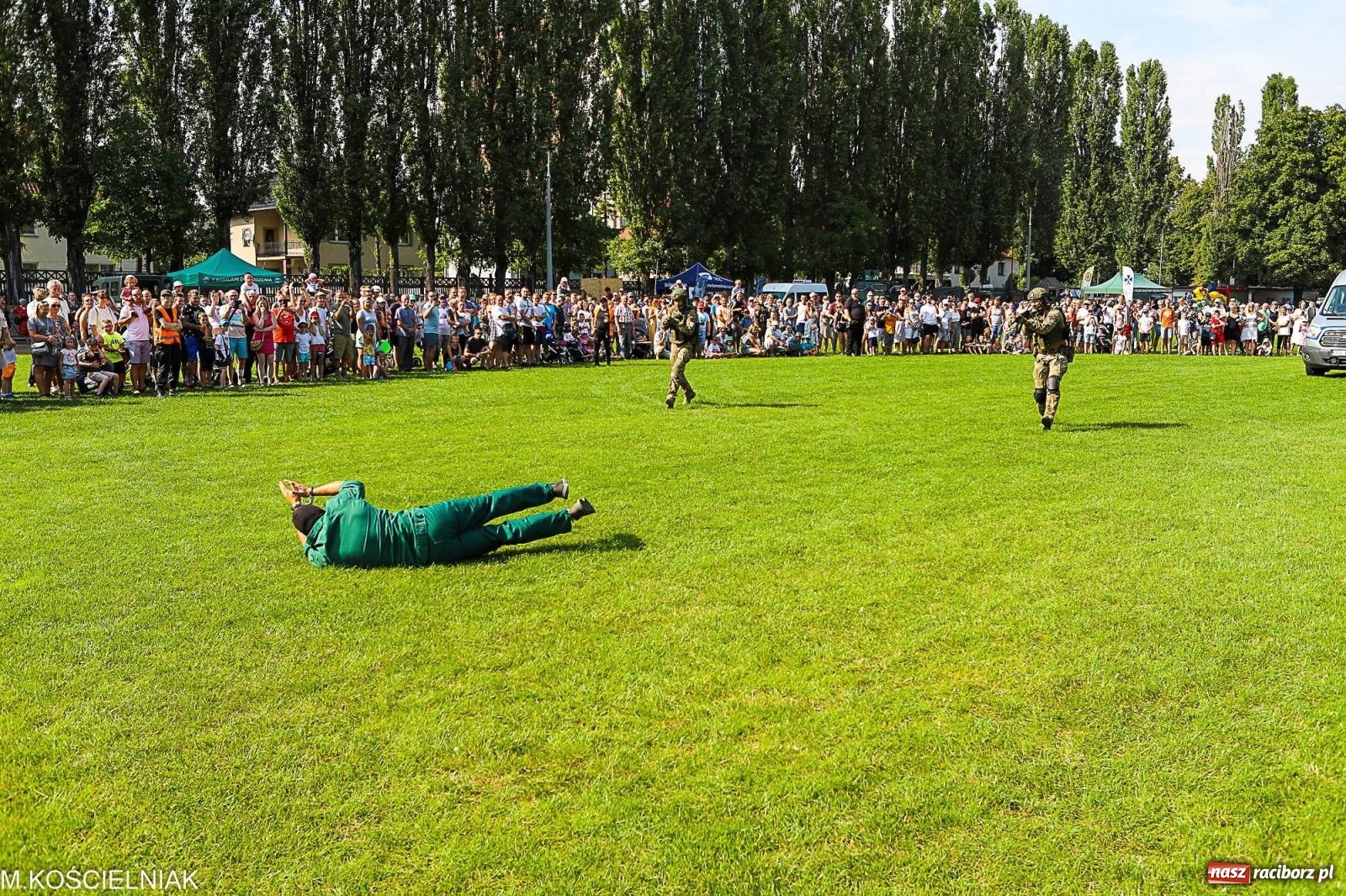 Zdjęcie w galerii na portalu naszraciborz.pl: Przegląd wojskowego sprzętu i koncerty - piknik służb mundurowych na bis! wiadomości z regionu
