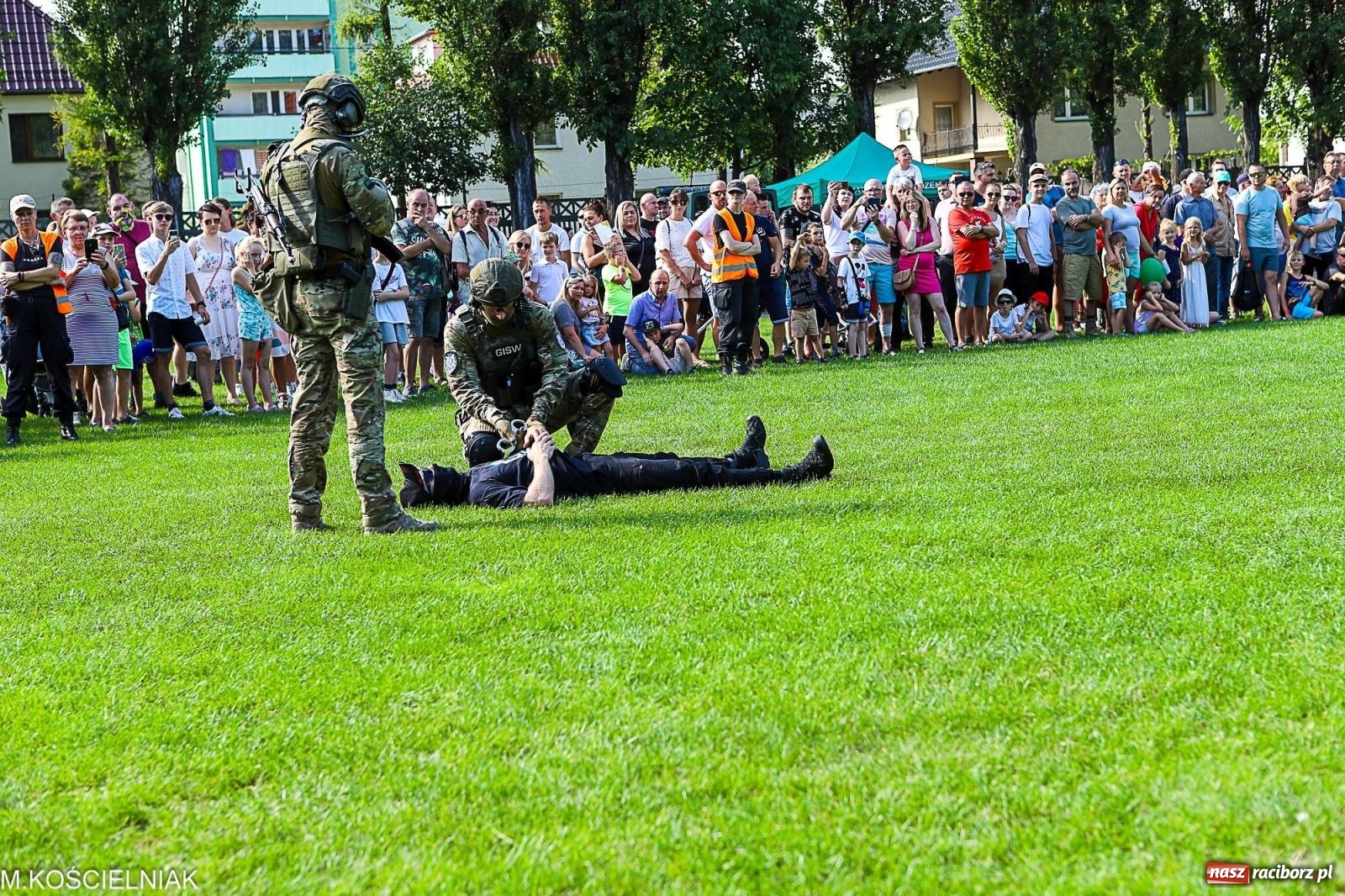 Zdjęcie w galerii na portalu naszraciborz.pl: Przegląd wojskowego sprzętu i koncerty - piknik służb mundurowych na bis! wiadomości z regionu