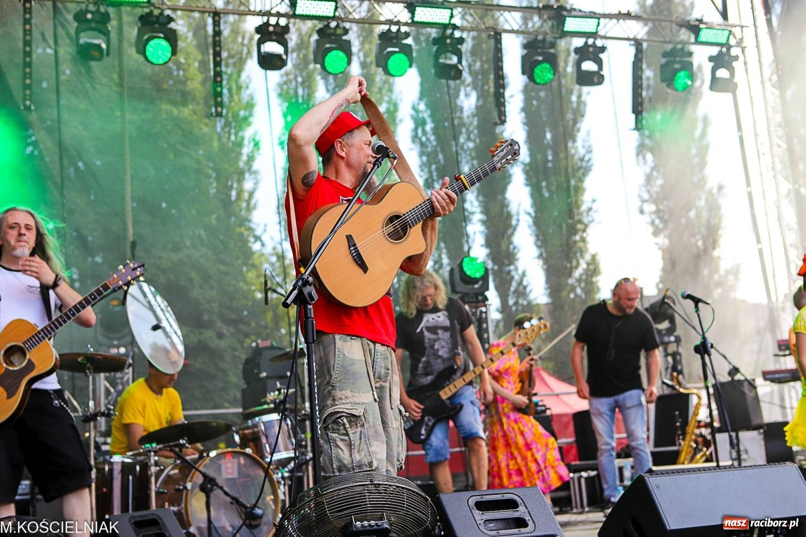 Zdjęcie w galerii na portalu naszraciborz.pl: Przegląd wojskowego sprzętu i koncerty - piknik służb mundurowych na bis! wiadomości z regionu