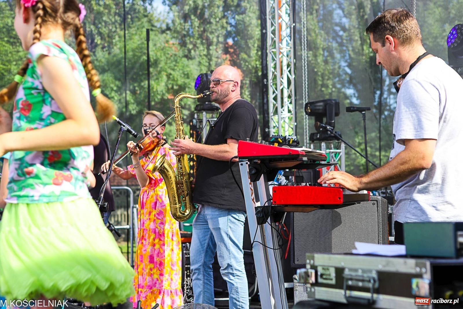 Zdjęcie w galerii na portalu naszraciborz.pl: Przegląd wojskowego sprzętu i koncerty - piknik służb mundurowych na bis! wiadomości z regionu