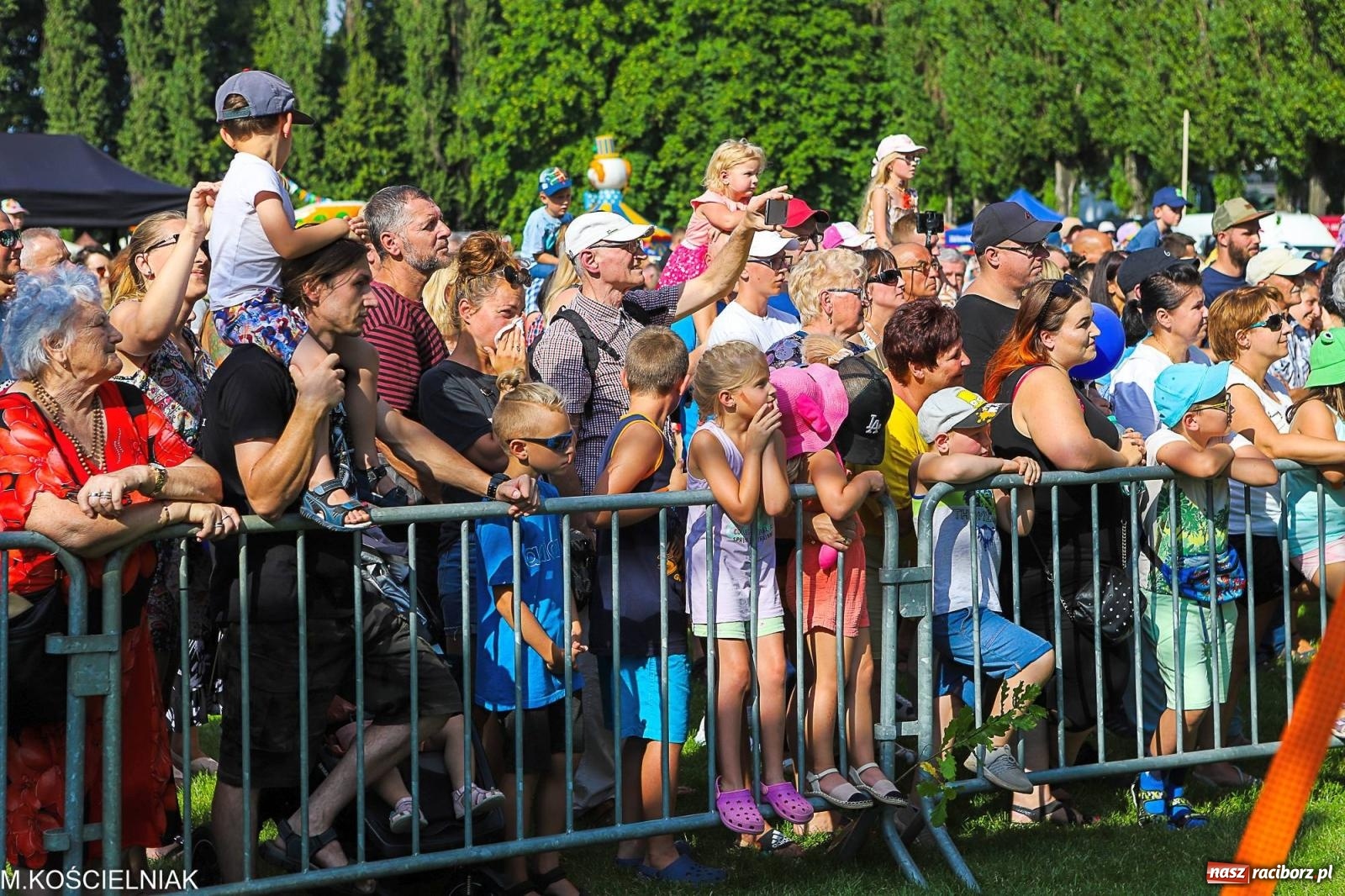 Zdjęcie w galerii na portalu naszraciborz.pl: Przegląd wojskowego sprzętu i koncerty - piknik służb mundurowych na bis! wiadomości z regionu