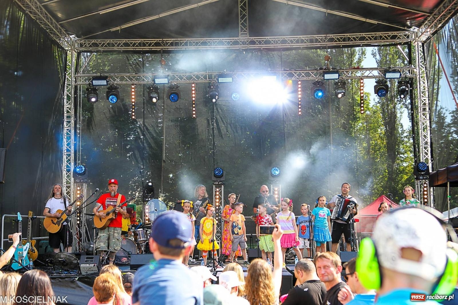 Zdjęcie w galerii na portalu naszraciborz.pl: Przegląd wojskowego sprzętu i koncerty - piknik służb mundurowych na bis! wiadomości z regionu