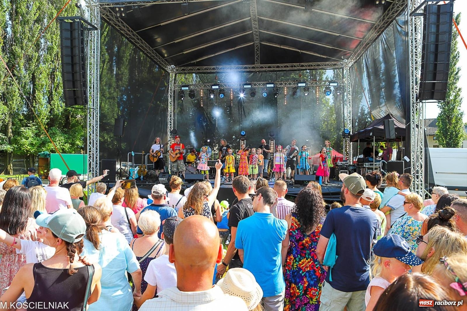Zdjęcie w galerii na portalu naszraciborz.pl: Przegląd wojskowego sprzętu i koncerty - piknik służb mundurowych na bis! wiadomości z regionu