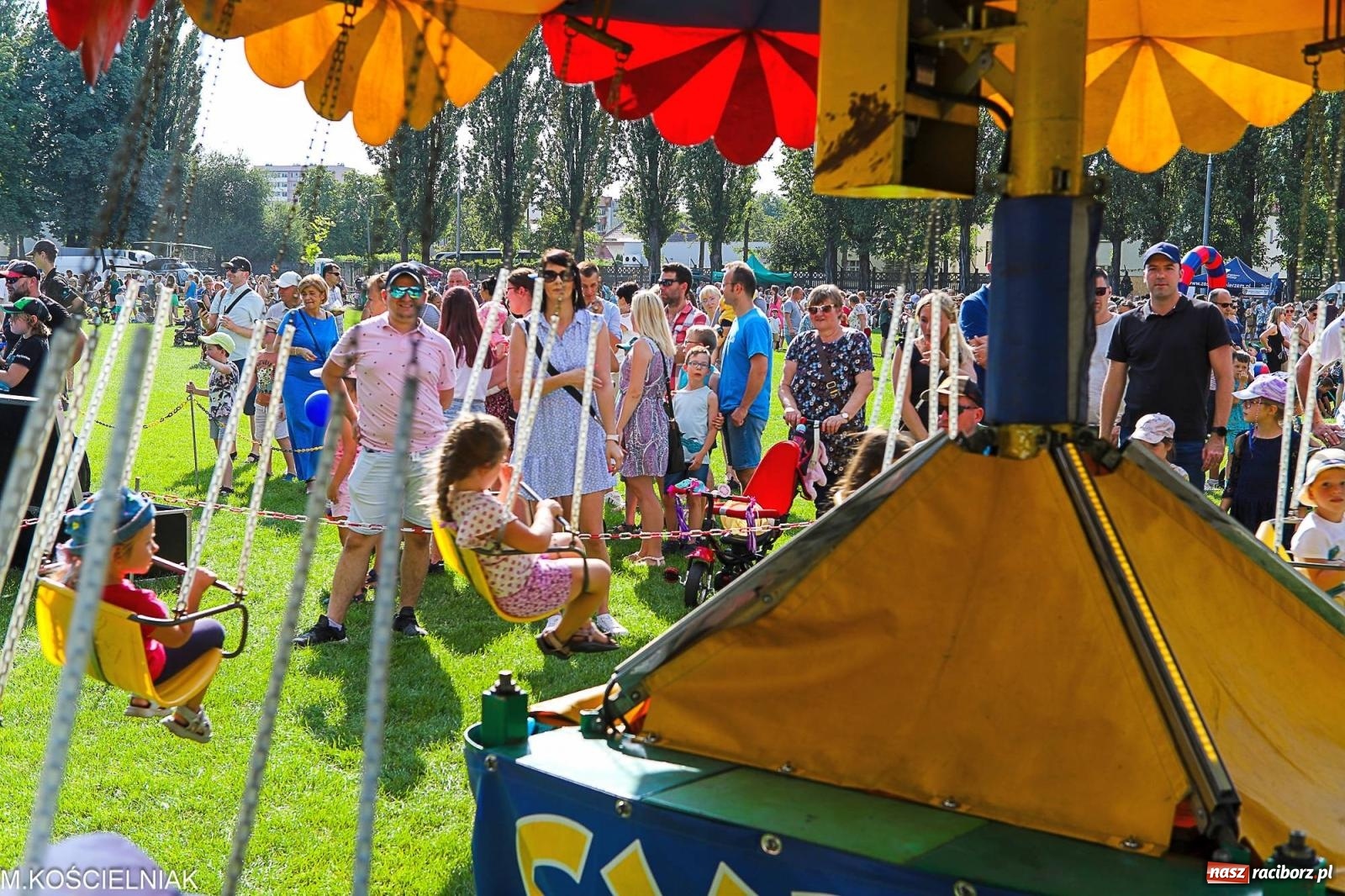 Zdjęcie w galerii na portalu naszraciborz.pl: Przegląd wojskowego sprzętu i koncerty - piknik służb mundurowych na bis! wiadomości z regionu