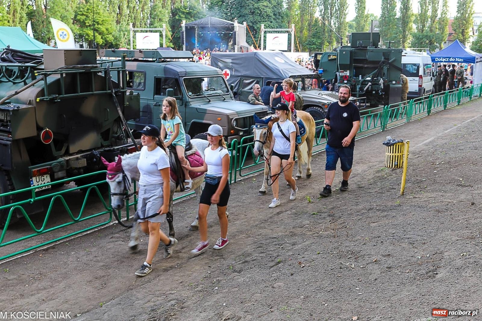 Zdjęcie w galerii na portalu naszraciborz.pl: Przegląd wojskowego sprzętu i koncerty - piknik służb mundurowych na bis! wiadomości z regionu