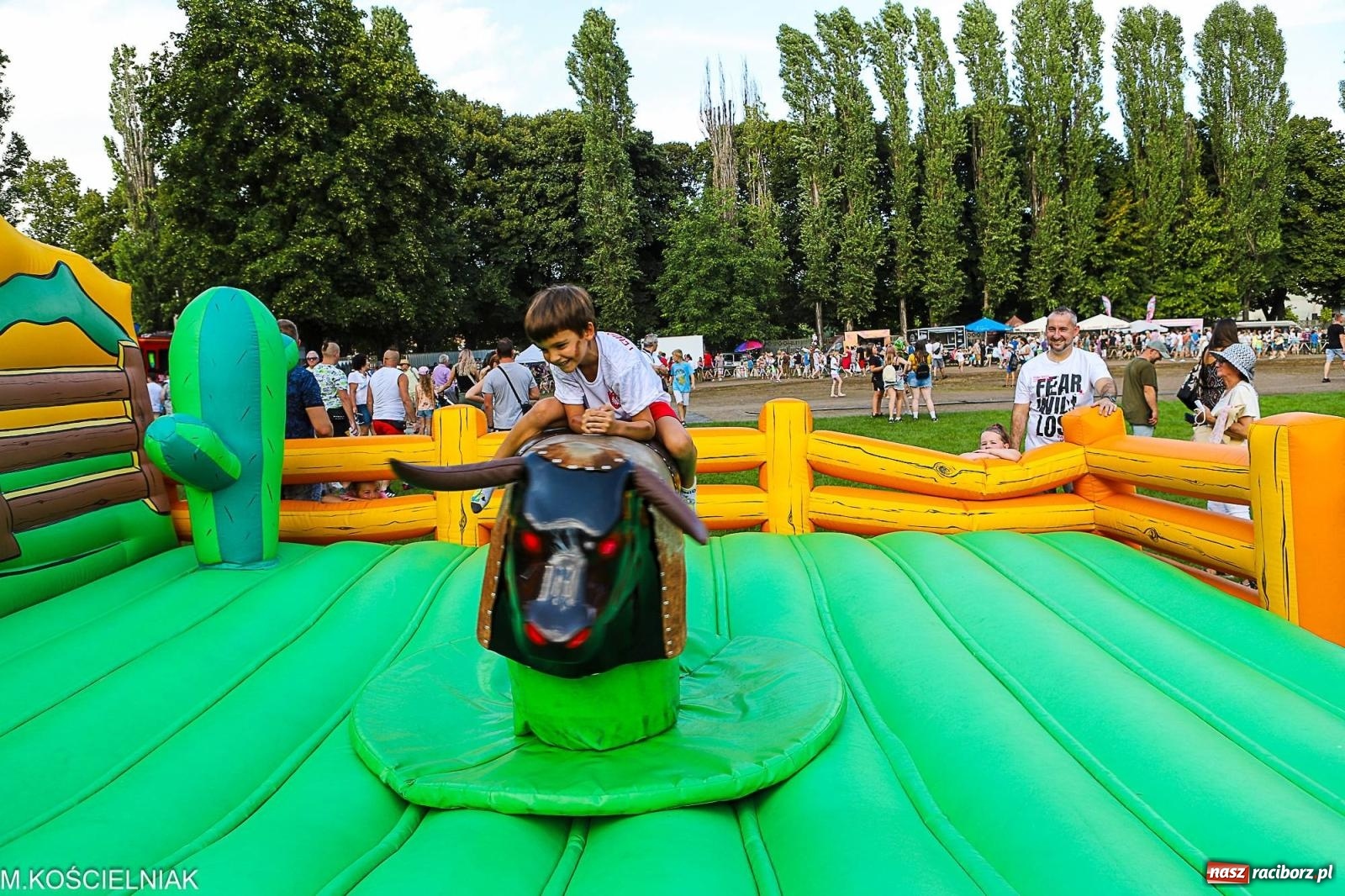 Zdjęcie w galerii na portalu naszraciborz.pl: Przegląd wojskowego sprzętu i koncerty - piknik służb mundurowych na bis! wiadomości z regionu