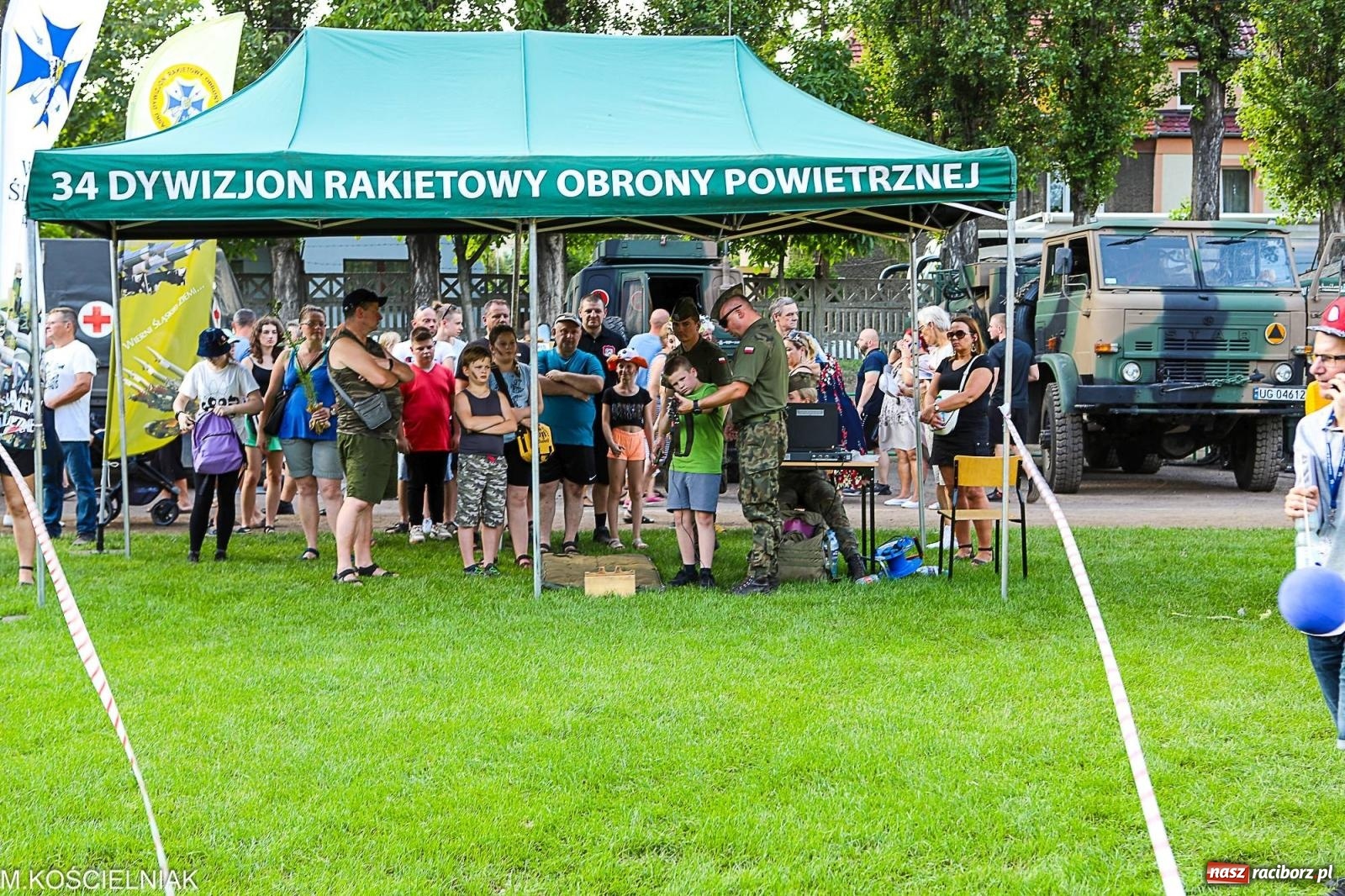 Zdjęcie w galerii na portalu naszraciborz.pl: Przegląd wojskowego sprzętu i koncerty - piknik służb mundurowych na bis! wiadomości z regionu