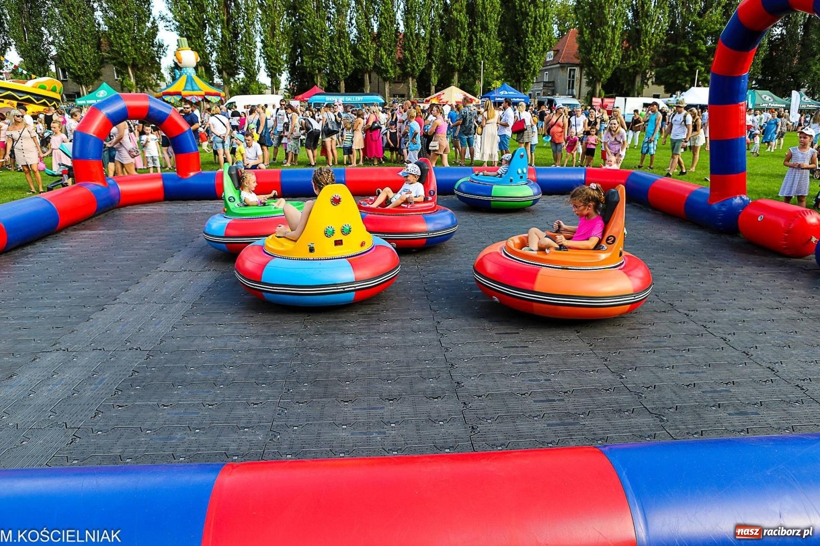 Zdjęcie w galerii na portalu naszraciborz.pl: Przegląd wojskowego sprzętu i koncerty - piknik służb mundurowych na bis! wiadomości z regionu