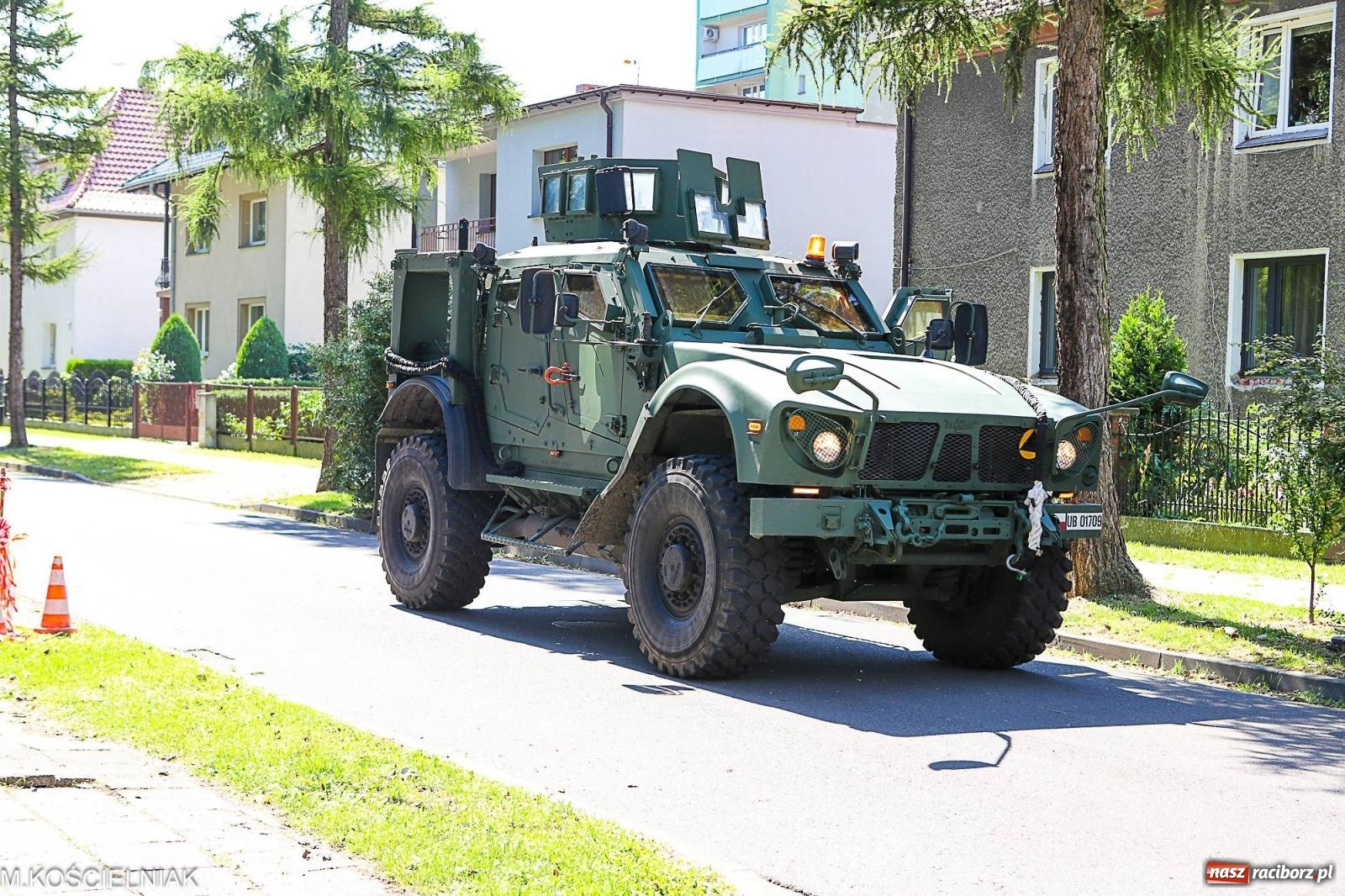 Zdjęcie w galerii na portalu naszraciborz.pl: Przegląd wojskowego sprzętu i koncerty - piknik służb mundurowych na bis! wiadomości z regionu