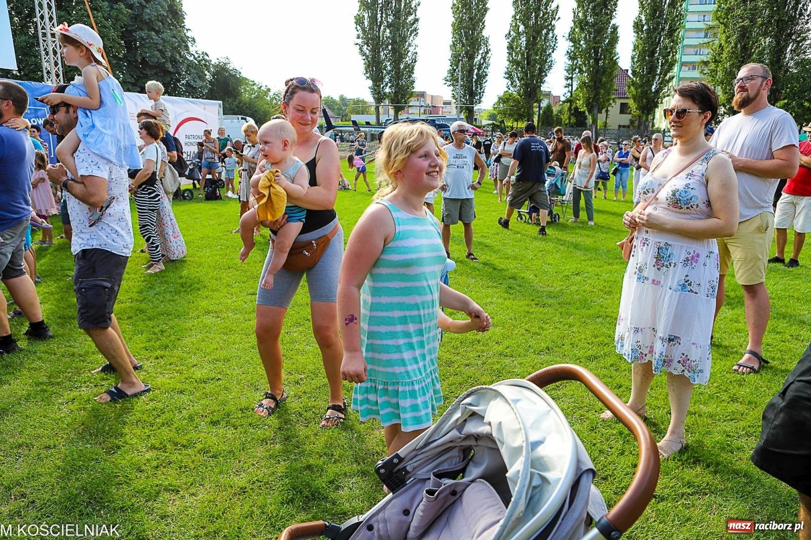 Zdjęcie w galerii na portalu naszraciborz.pl: Przegląd wojskowego sprzętu i koncerty - piknik służb mundurowych na bis! wiadomości z regionu