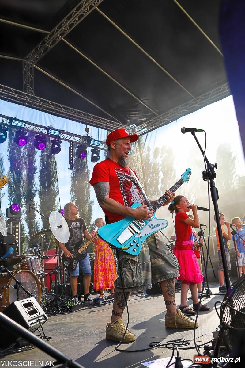 Zdjęcie w galerii na portalu naszraciborz.pl: Przegląd wojskowego sprzętu i koncerty - piknik służb mundurowych na bis! wiadomości z regionu