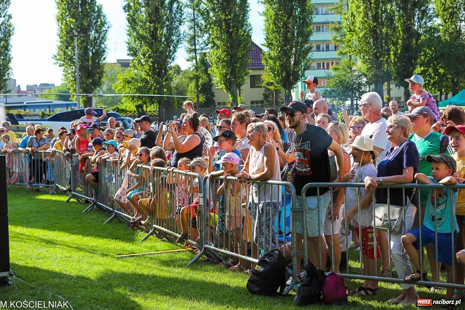 Zdjęcie w galerii na portalu naszraciborz.pl: Przegląd wojskowego sprzętu i koncerty - piknik służb mundurowych na bis! wiadomości z regionu