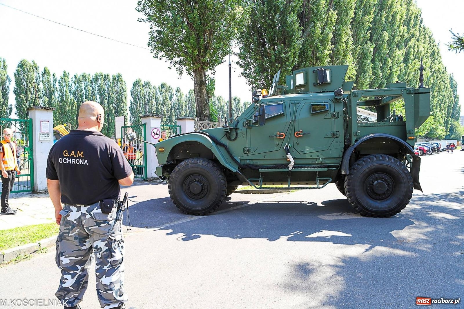 Zdjęcie w galerii na portalu naszraciborz.pl: Przegląd wojskowego sprzętu i koncerty - piknik służb mundurowych na bis! wiadomości z regionu