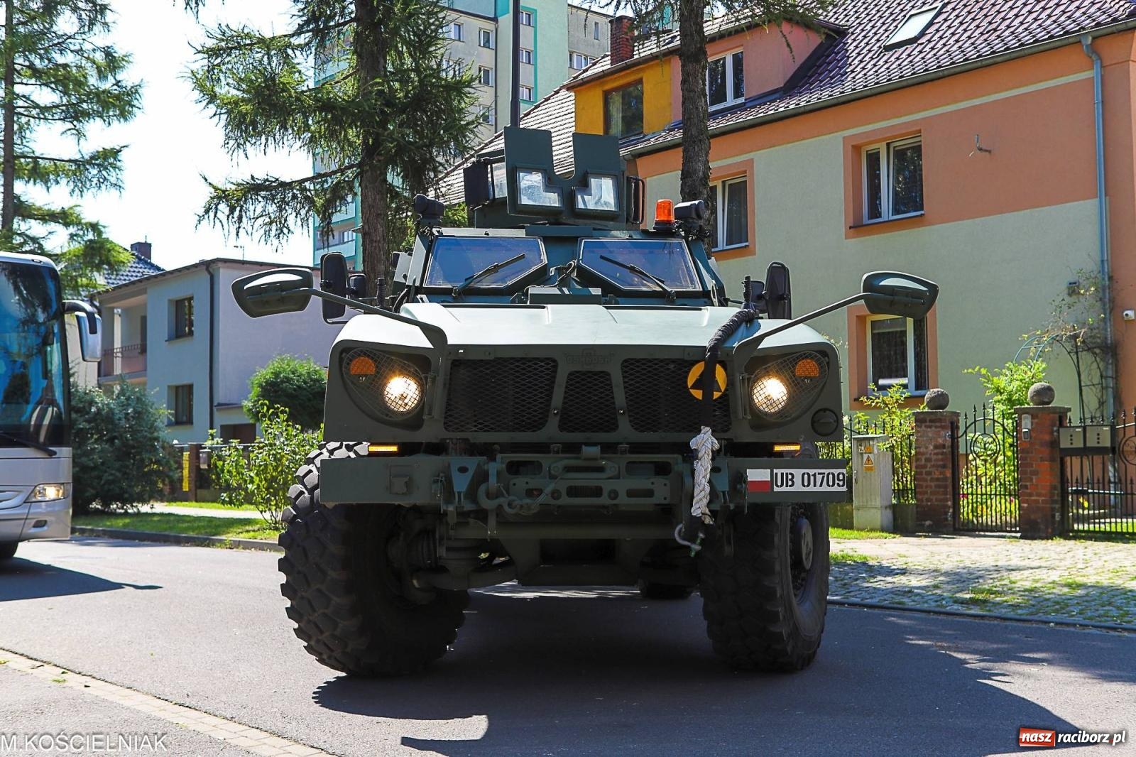 Zdjęcie w galerii na portalu naszraciborz.pl: Przegląd wojskowego sprzętu i koncerty - piknik służb mundurowych na bis! wiadomości z regionu