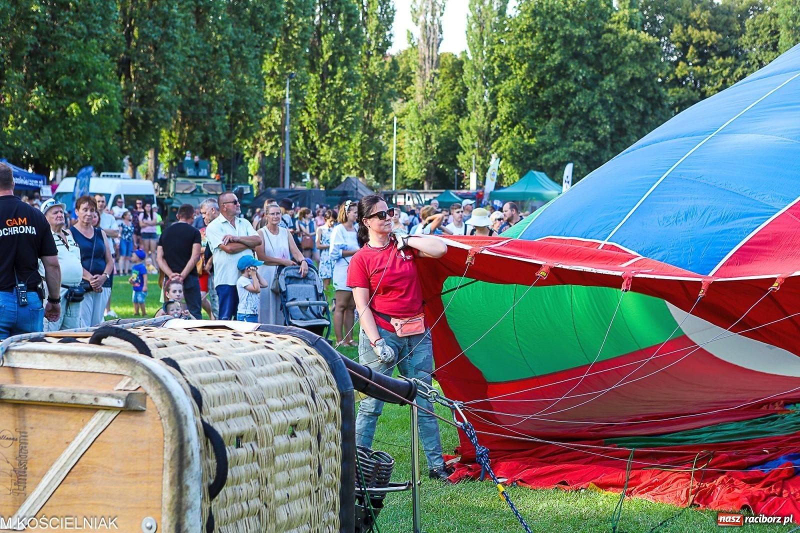 Zdjęcie w galerii na portalu naszraciborz.pl: Przegląd wojskowego sprzętu i koncerty - piknik służb mundurowych na bis! wiadomości z regionu