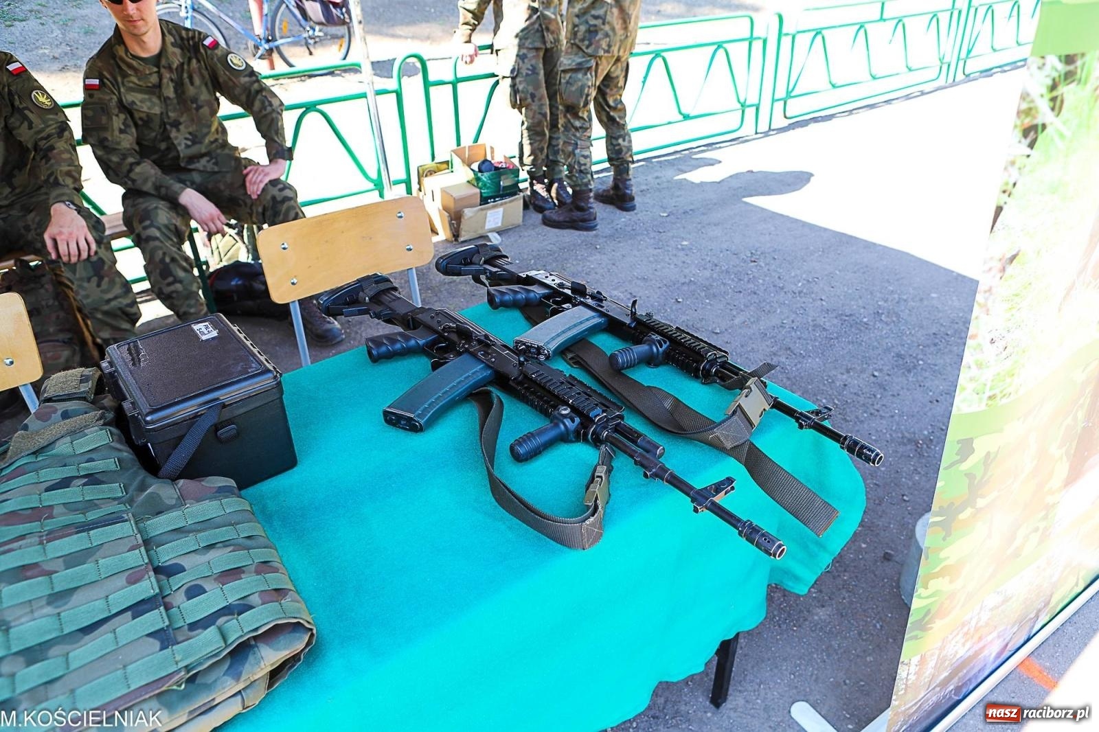 Zdjęcie w galerii na portalu naszraciborz.pl: Przegląd wojskowego sprzętu i koncerty - piknik służb mundurowych na bis! wiadomości z regionu