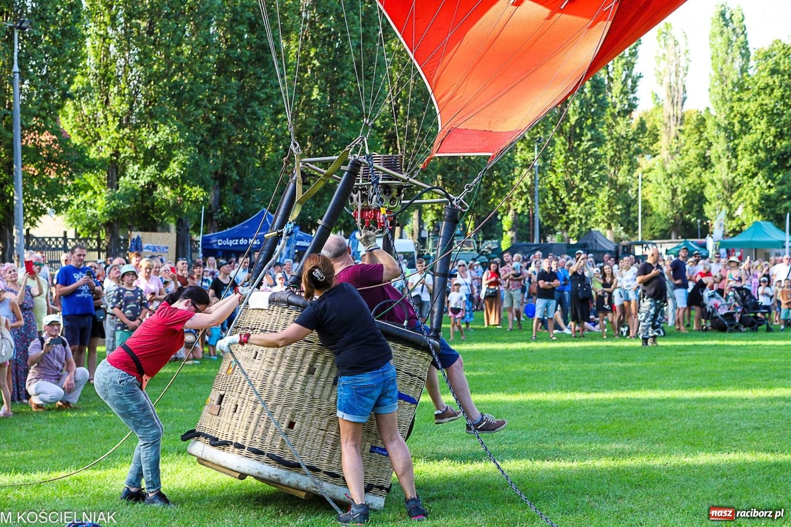 Zdjęcie w galerii na portalu naszraciborz.pl: Przegląd wojskowego sprzętu i koncerty - piknik służb mundurowych na bis! wiadomości z regionu