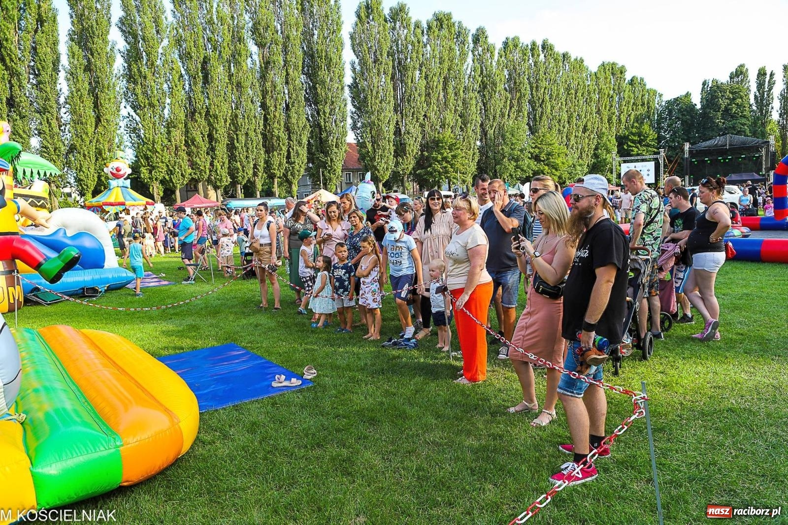 Zdjęcie w galerii na portalu naszraciborz.pl: Przegląd wojskowego sprzętu i koncerty - piknik służb mundurowych na bis! wiadomości z regionu