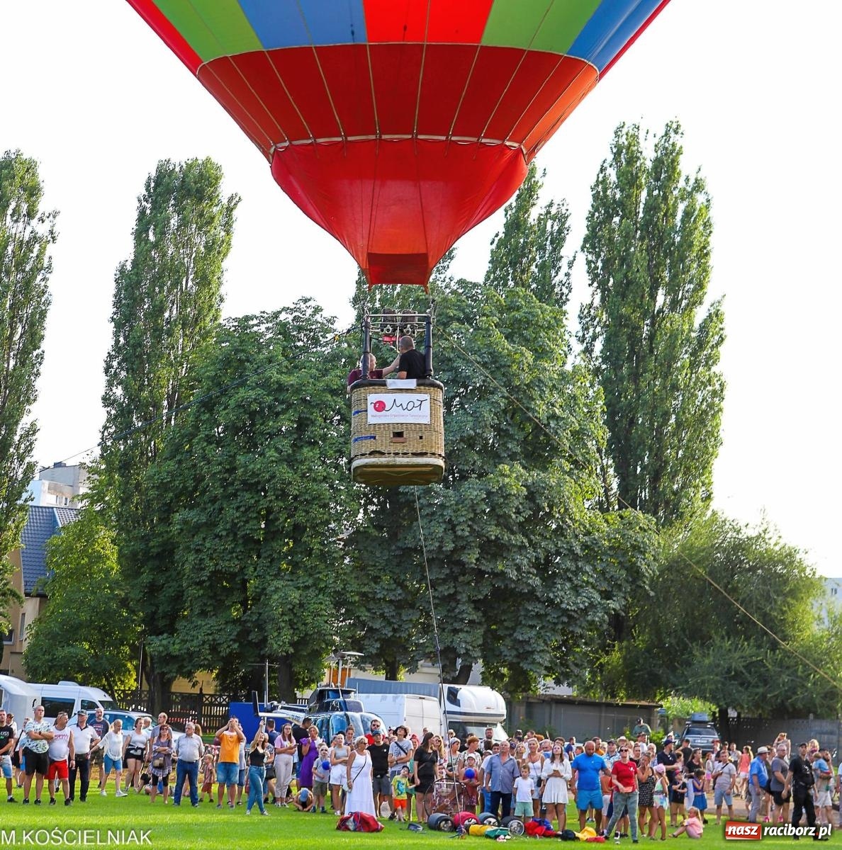 Zdjęcie w galerii na portalu naszraciborz.pl: Przegląd wojskowego sprzętu i koncerty - piknik służb mundurowych na bis! wiadomości z regionu