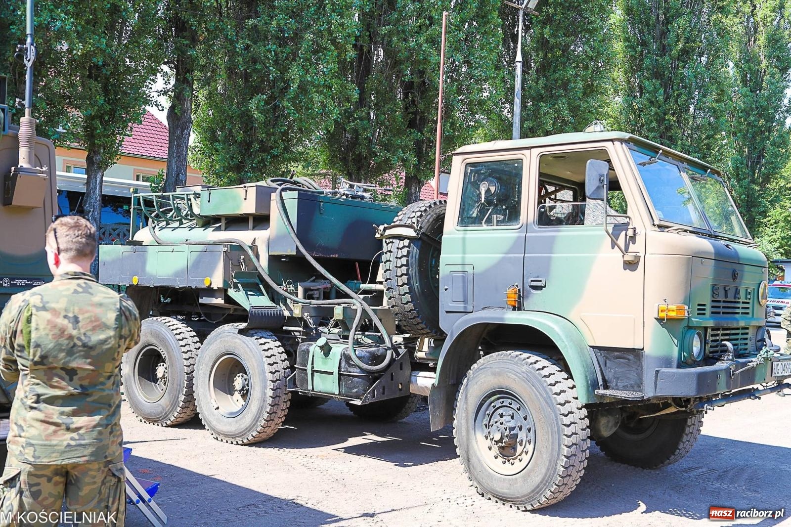 Zdjęcie w galerii na portalu naszraciborz.pl: Przegląd wojskowego sprzętu i koncerty - piknik służb mundurowych na bis! wiadomości z regionu