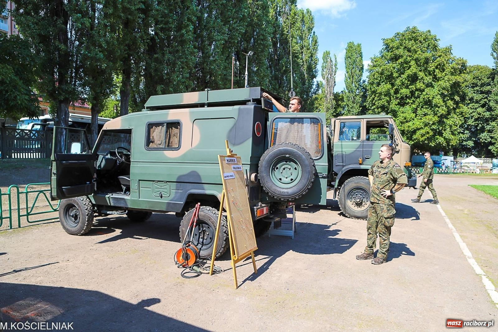 Zdjęcie w galerii na portalu naszraciborz.pl: Przegląd wojskowego sprzętu i koncerty - piknik służb mundurowych na bis! wiadomości z regionu