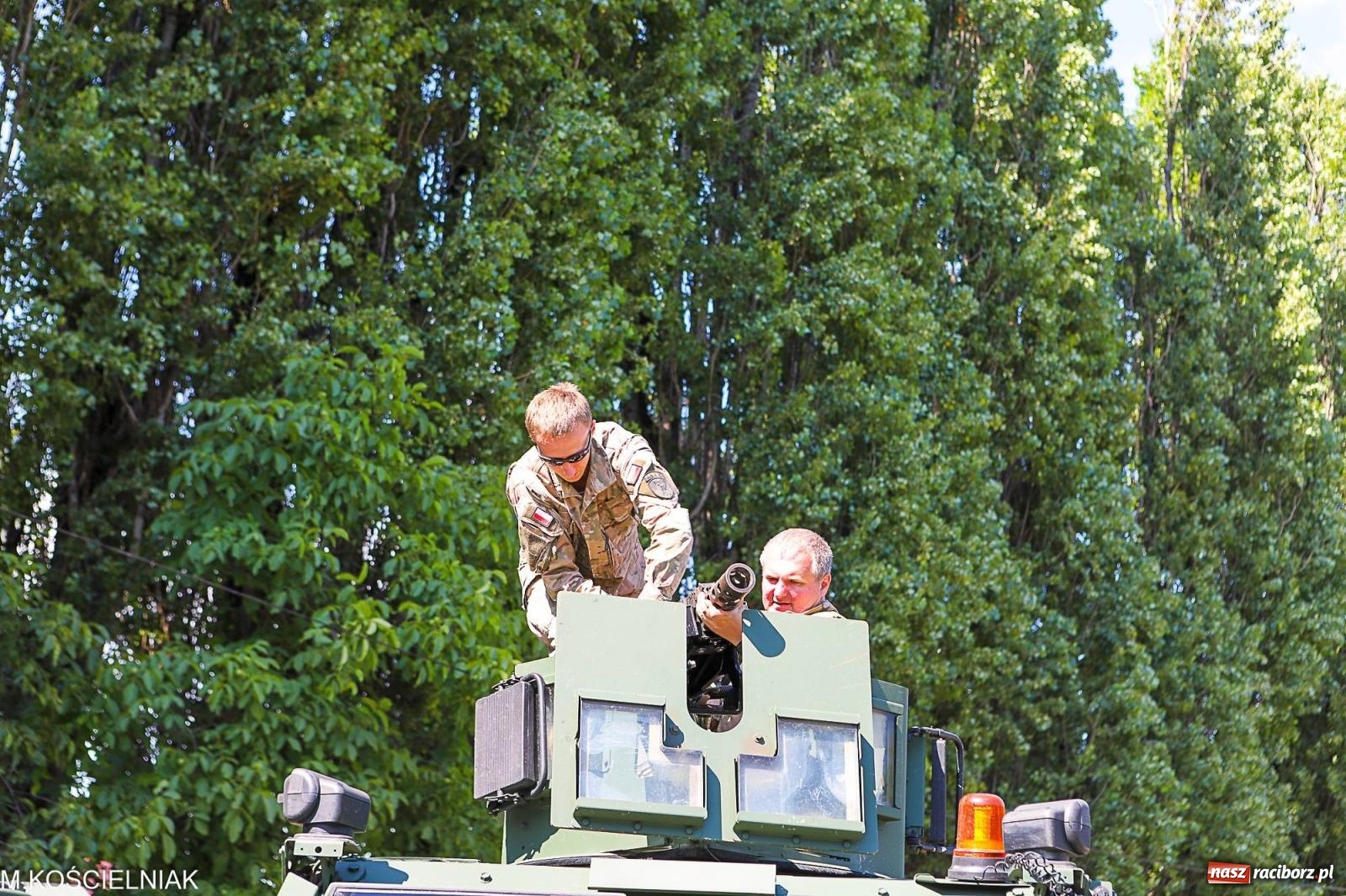 Zdjęcie w galerii na portalu naszraciborz.pl: Przegląd wojskowego sprzętu i koncerty - piknik służb mundurowych na bis! wiadomości z regionu