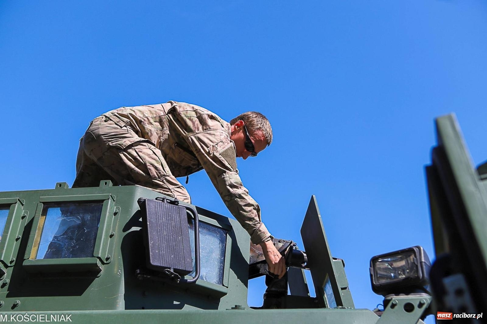 Zdjęcie w galerii na portalu naszraciborz.pl: Przegląd wojskowego sprzętu i koncerty - piknik służb mundurowych na bis! wiadomości z regionu