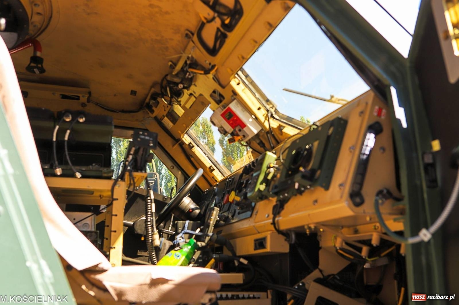 Zdjęcie w galerii na portalu naszraciborz.pl: Przegląd wojskowego sprzętu i koncerty - piknik służb mundurowych na bis! wiadomości z regionu