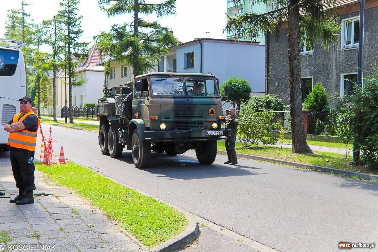 Zdjęcie w galerii na portalu naszraciborz.pl: Przegląd wojskowego sprzętu i koncerty - piknik służb mundurowych na bis! wiadomości z regionu
