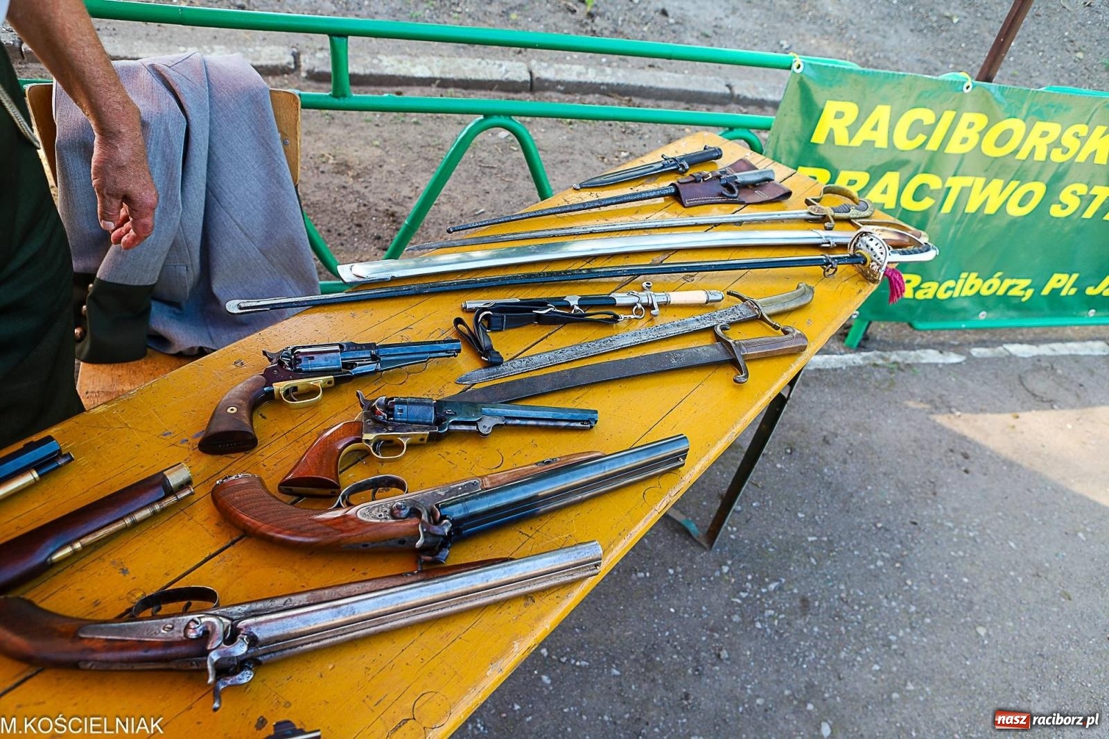 Zdjęcie w galerii na portalu naszraciborz.pl: Przegląd wojskowego sprzętu i koncerty - piknik służb mundurowych na bis! wiadomości z regionu