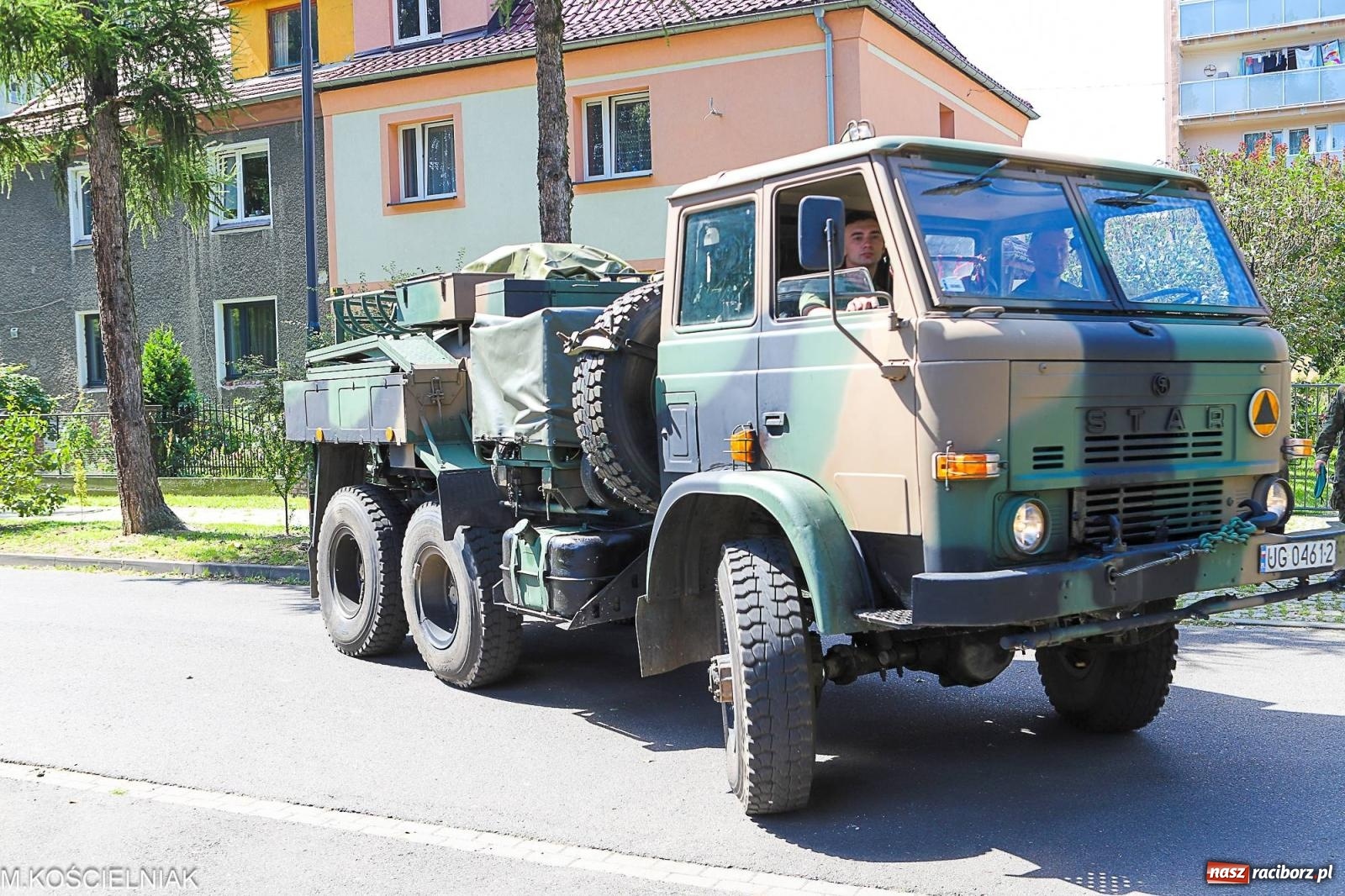 Zdjęcie w galerii na portalu naszraciborz.pl: Przegląd wojskowego sprzętu i koncerty - piknik służb mundurowych na bis! wiadomości z regionu