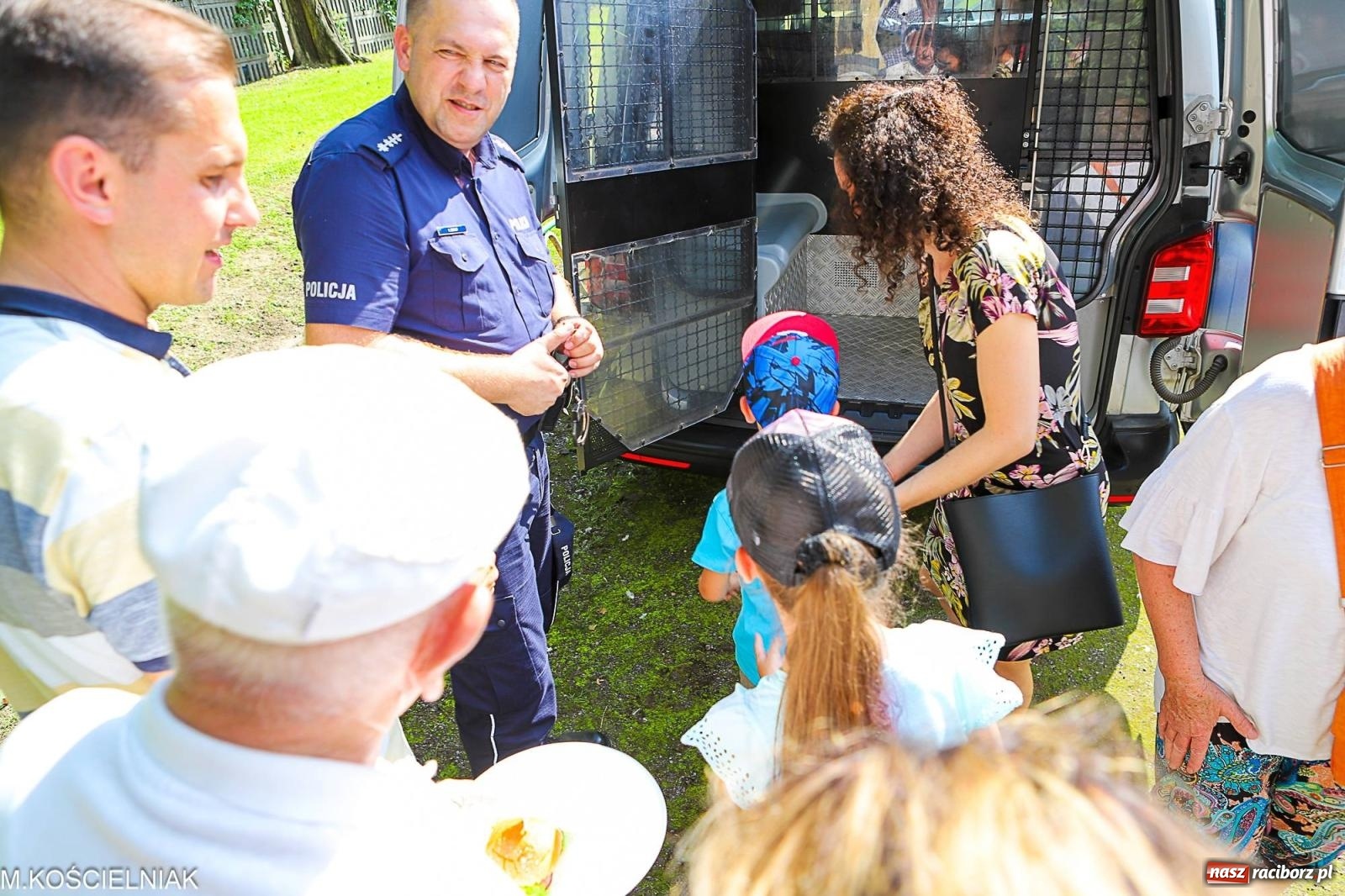 Zdjęcie w galerii na portalu naszraciborz.pl: Przegląd wojskowego sprzętu i koncerty - piknik służb mundurowych na bis! wiadomości z regionu