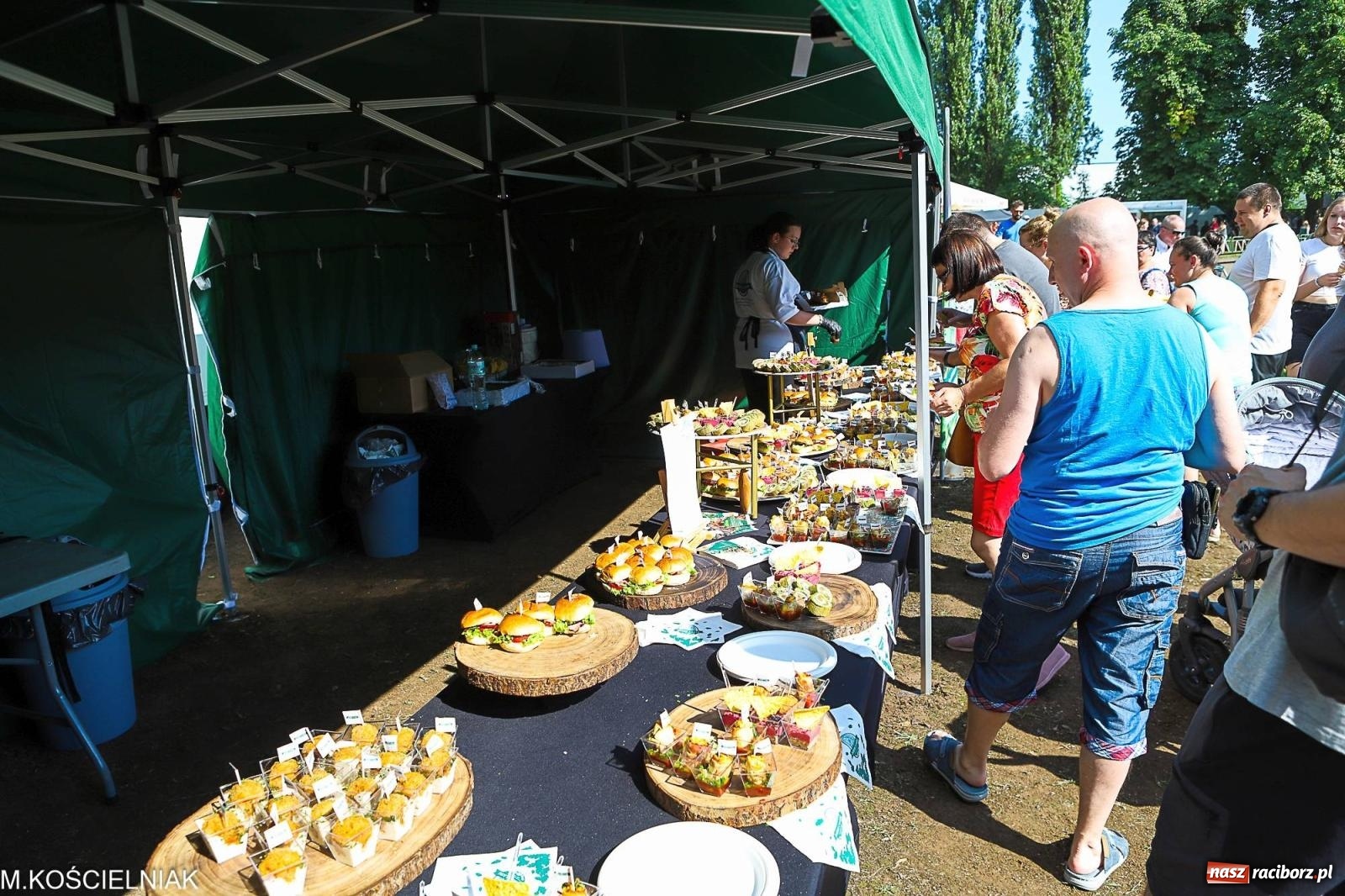 Zdjęcie w galerii na portalu naszraciborz.pl: Przegląd wojskowego sprzętu i koncerty - piknik służb mundurowych na bis! wiadomości z regionu