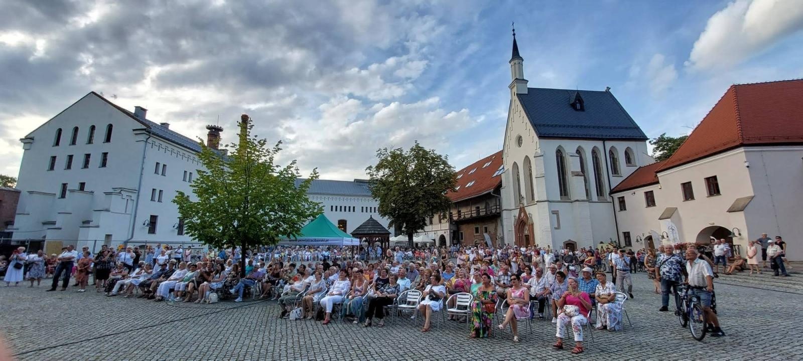 Zdjęcie w galerii na portalu naszraciborz.pl: Trzej Tenorzy zaśpiewali na Zamku Piastowskim wiadomości z regionu