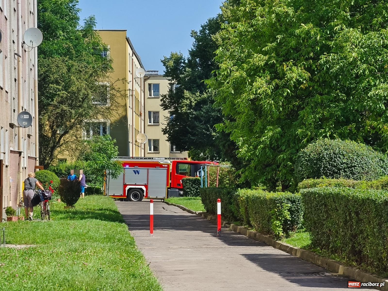 Zdjęcie w galerii na portalu naszraciborz.pl: Strażacka akcja przy Piwnej. Mężczyzna potrzebował pomocy [FOTO] wiadomości z regionu