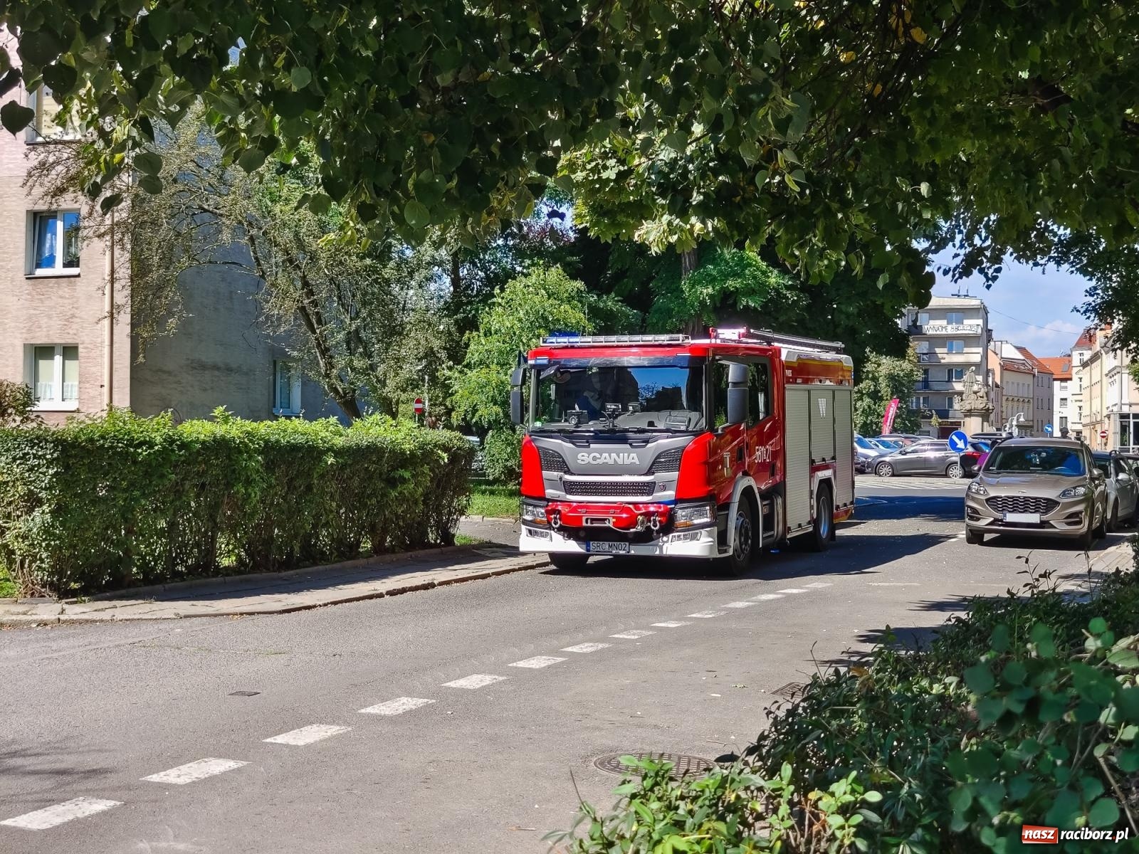 Zdjęcie w galerii na portalu naszraciborz.pl: Strażacka akcja przy Piwnej. Mężczyzna potrzebował pomocy [FOTO] wiadomości z regionu