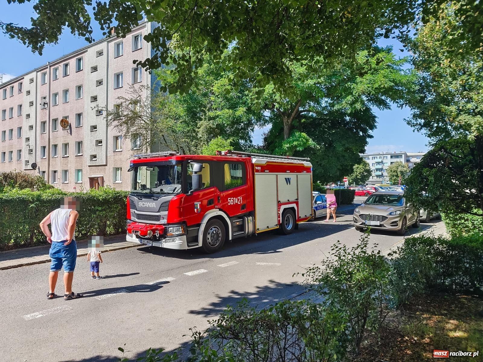 Zdjęcie w galerii na portalu naszraciborz.pl: Strażacka akcja przy Piwnej. Mężczyzna potrzebował pomocy [FOTO] wiadomości z regionu