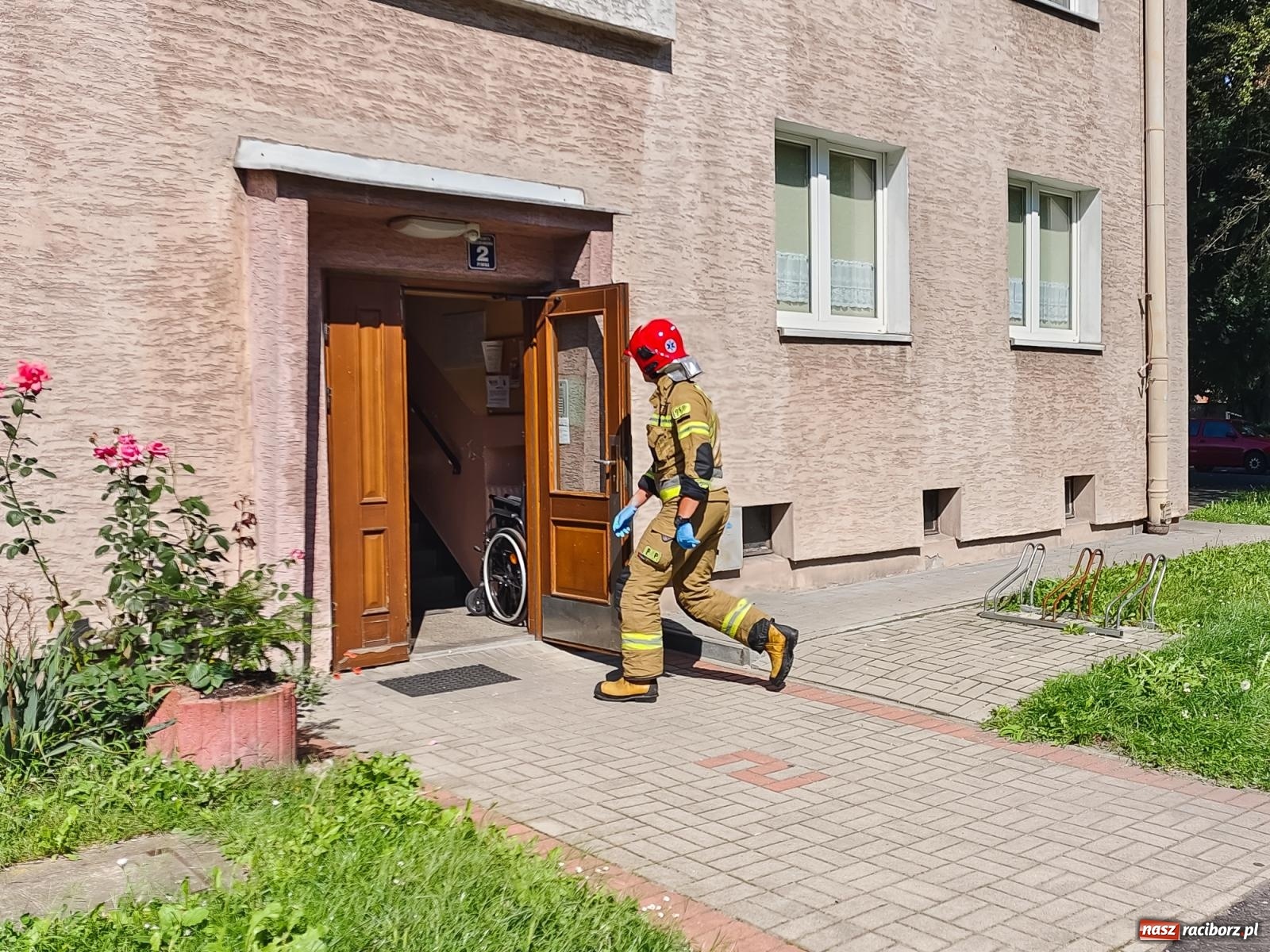 Zdjęcie w galerii na portalu naszraciborz.pl: Strażacka akcja przy Piwnej. Mężczyzna potrzebował pomocy [FOTO] wiadomości z regionu