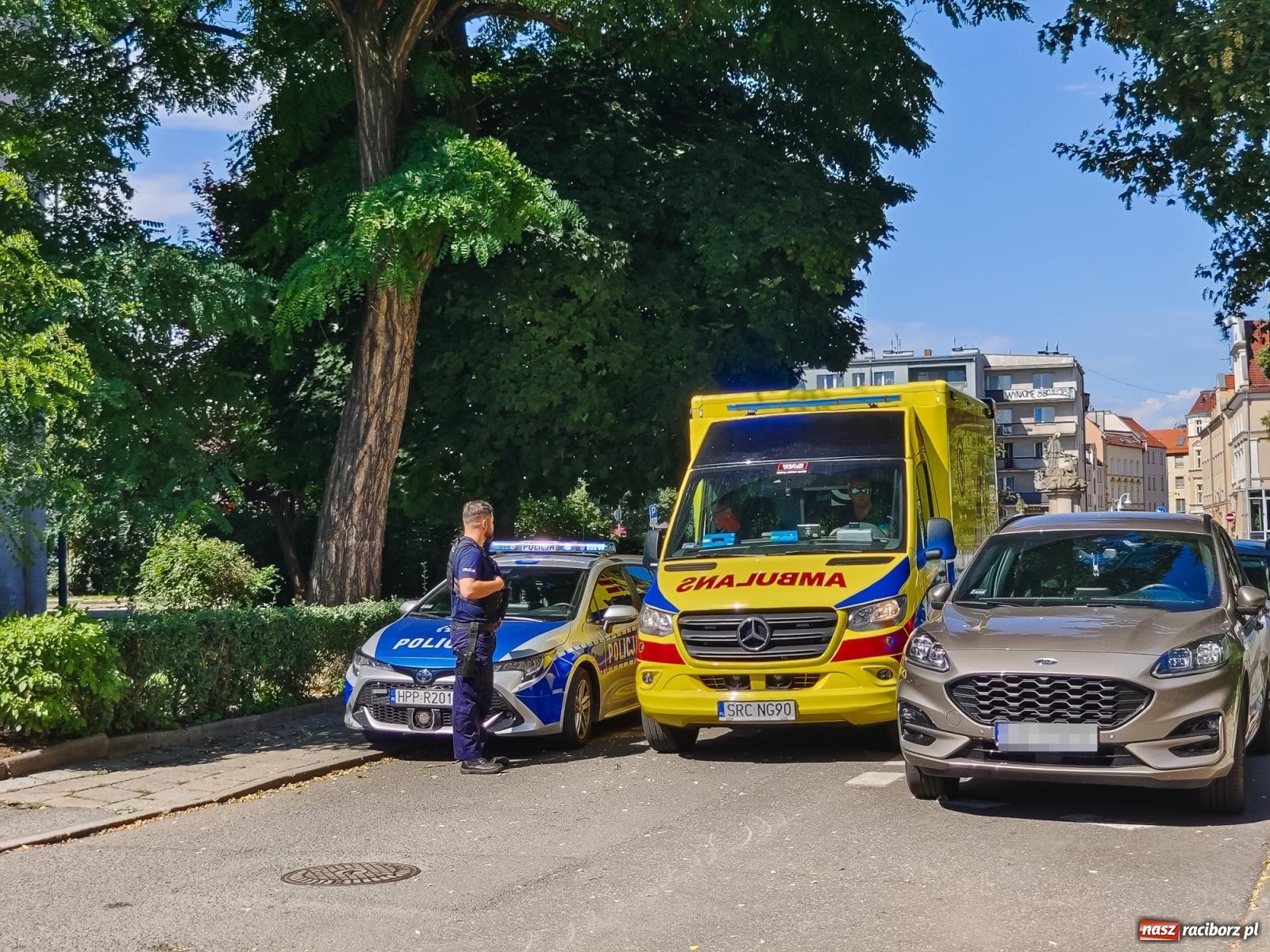 Zdjęcie w galerii na portalu naszraciborz.pl: Strażacka akcja przy Piwnej. Mężczyzna potrzebował pomocy [FOTO] wiadomości z regionu