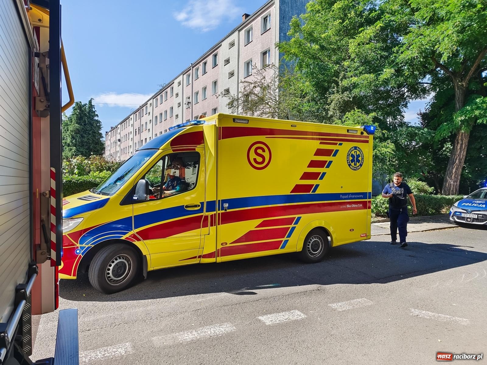 Zdjęcie w galerii na portalu naszraciborz.pl: Strażacka akcja przy Piwnej. Mężczyzna potrzebował pomocy [FOTO] wiadomości z regionu
