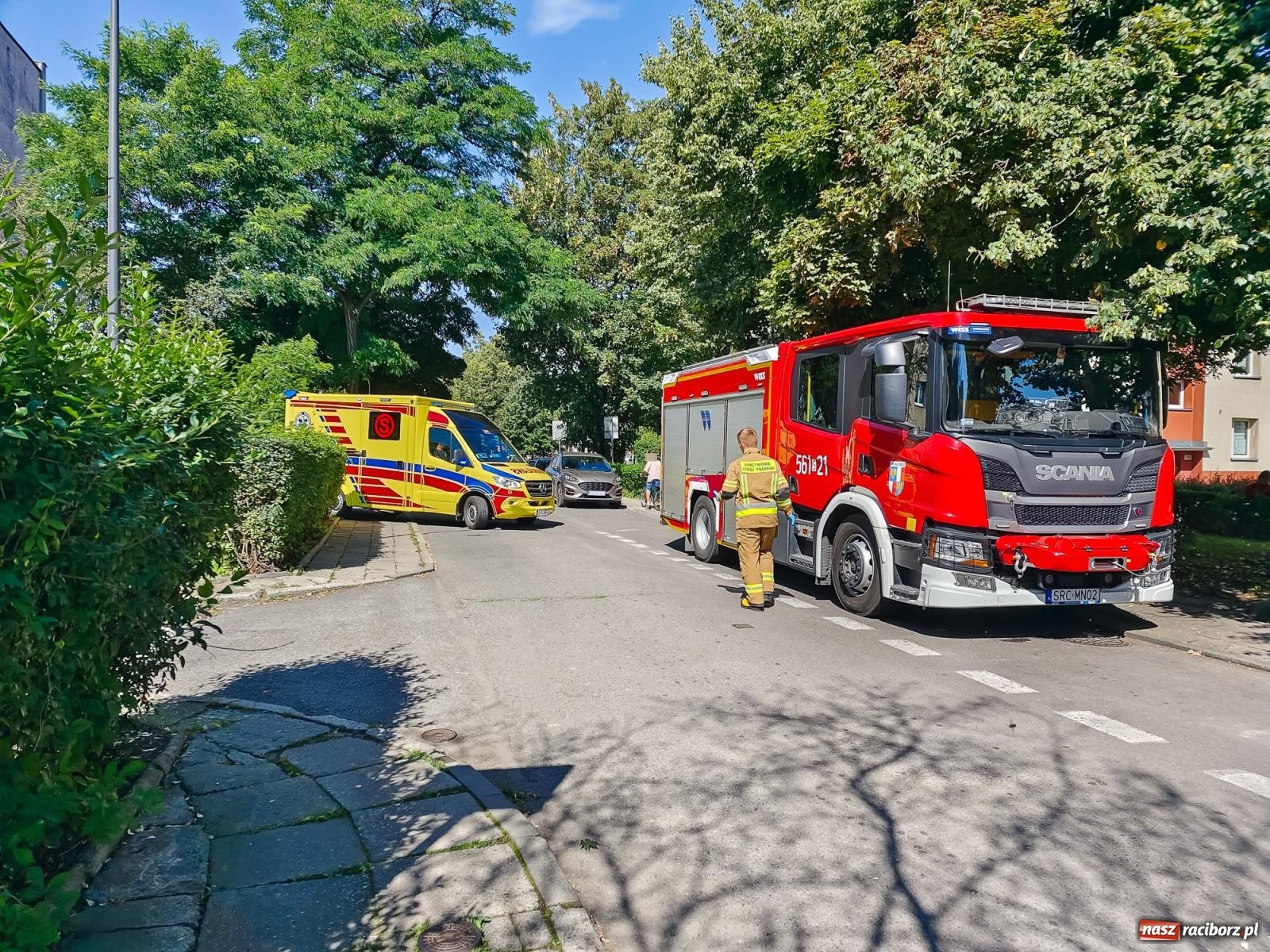 Zdjęcie w galerii na portalu naszraciborz.pl: Strażacka akcja przy Piwnej. Mężczyzna potrzebował pomocy [FOTO] wiadomości z regionu