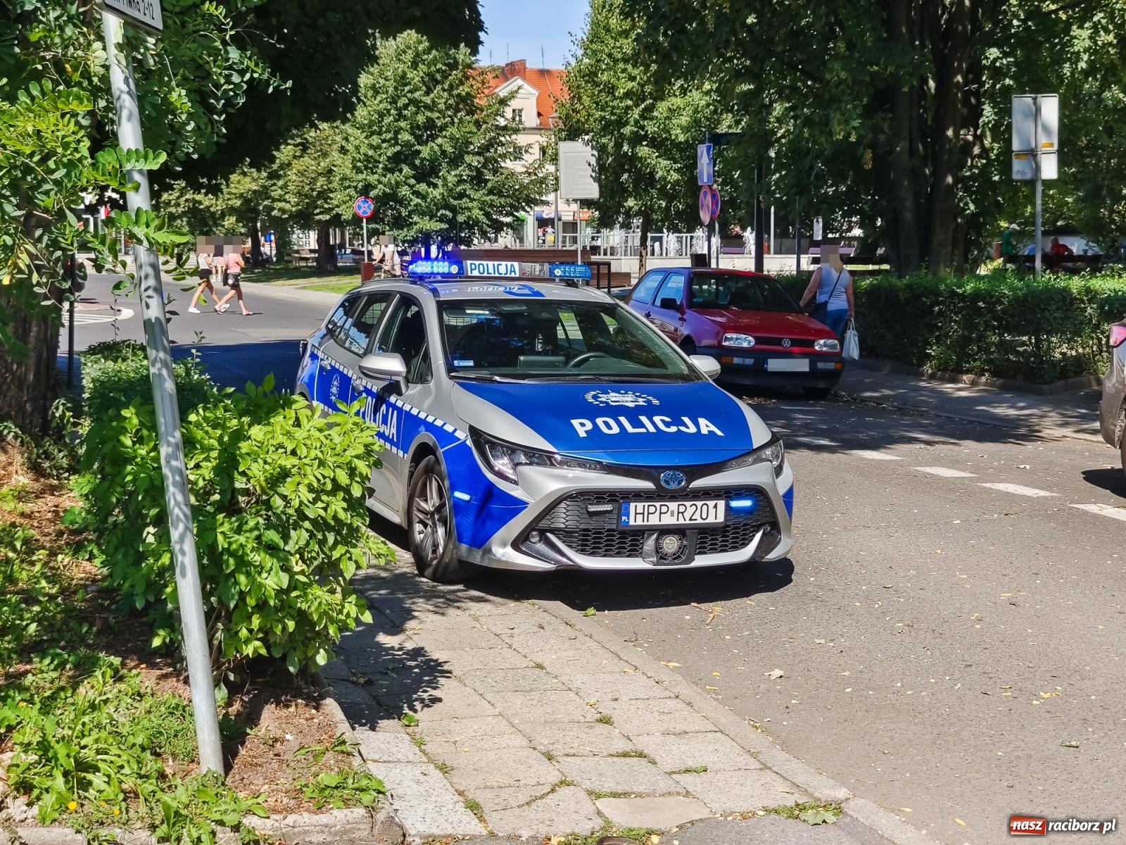 Zdjęcie w galerii na portalu naszraciborz.pl: Strażacka akcja przy Piwnej. Mężczyzna potrzebował pomocy [FOTO] wiadomości z regionu