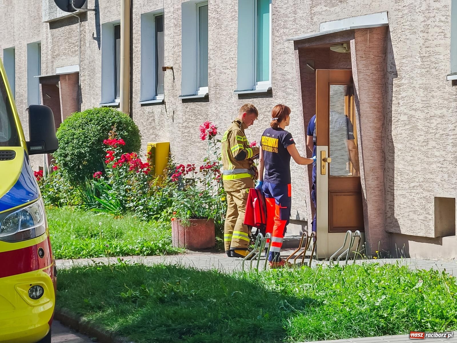Zdjęcie w galerii na portalu naszraciborz.pl: Strażacka akcja przy Piwnej. Mężczyzna potrzebował pomocy [FOTO] wiadomości z regionu
