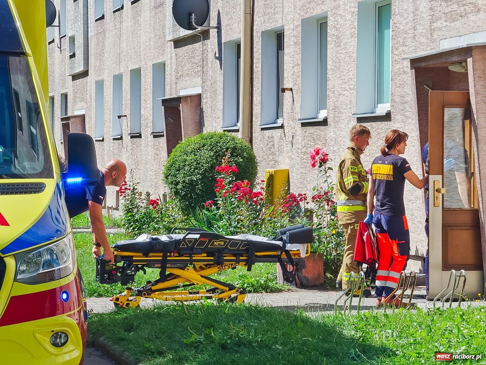 Zdjęcie w galerii na portalu naszraciborz.pl: Strażacka akcja przy Piwnej. Mężczyzna potrzebował pomocy [FOTO] wiadomości z regionu