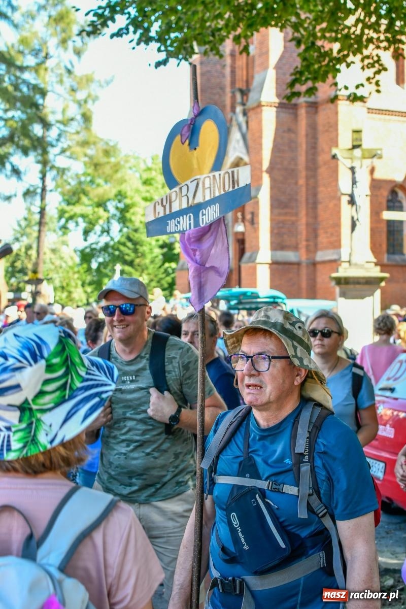 Zdjęcie w galerii na portalu naszraciborz.pl: Wyruszyła raciborska pielgrzymka na Jasną Górę [FOTO i WIDEO] wiadomości z regionu
